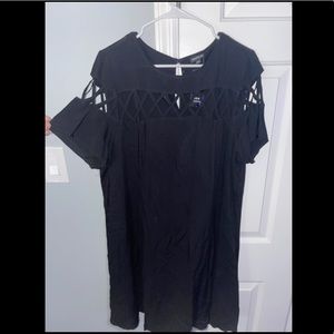 XL short black dress with criss-cross pattern